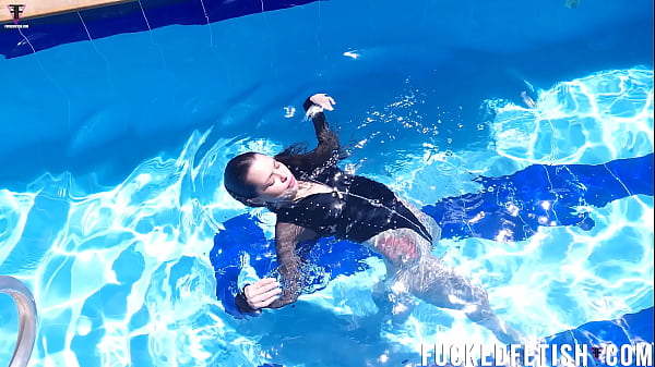 Jessica Bunny Berenang Di Kolam Renang, Basah Kuyup, Menggoda Banget
