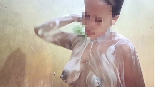 Lihatin Aku Mandi, Sayang, Biar Basah Kuyup Badan Ini Buat Kamu.