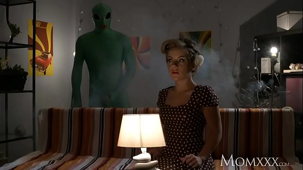 Ibu Rumah Tangga Kesepian Di Malam Halloween, Diintip Dalam Oleh Alien Sampai Ke Lubuk Terdalam.