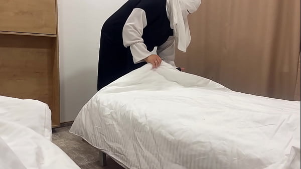 Gadis Arab Nakal Goda Tamu Hotel Di Kamar Dengan Memek Sempitnya Yang Basah