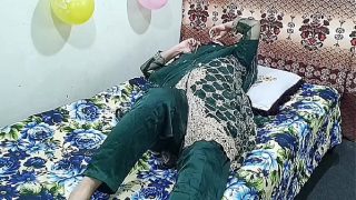 Seorang Istri Orang India Memanggil Bocah Muda, Lalu Mereka Bercinta Kasar Dengan Suara Hindi Yang Bikin Makin Panas.