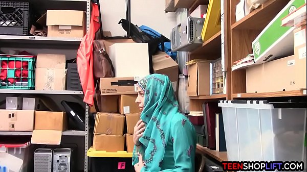 Gadis Arab Belia Ketahuan Mencuri, Langsung Digaruk Dan Digagahi Satpam.