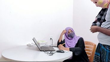 Bankir Hijab Montok Digocoh Petani Desa Sampai Merem Melek, Desi Chudai Seru
