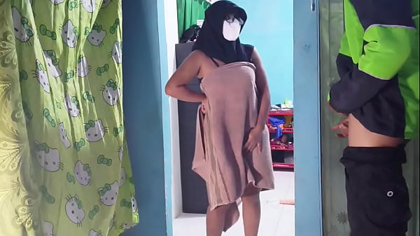 Kepergok Abang Ojol Pas Lagi Mainin Kontol Sendiri Sambil Ngirim Nasi Bungkus.