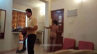 Berani Banget, Tante Tamil Telanjang Bulat Di Depan Pelayan, Bikin Si Waiter Tegang Sendiri.