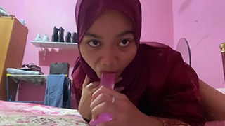 Clara Lagi Belajar Nyedot Dildo Biar Jago Ngewe.