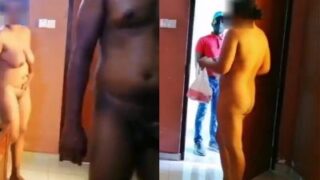Ibu Montok Telanjang Terima Paket Dari Kurir, Adegan Panas Di Video Desi