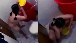 Intip Cewek Seksi Montok Mandi, Bokong Bongsor Basah Kuyup Bikin Greget.
