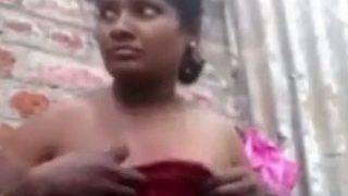 Tampilkan Blus Lokal, Goyangin Tubuh, Bikin Panas.