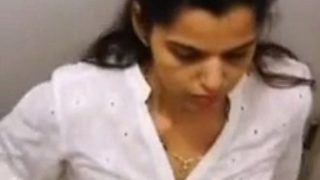 Video Aunty India Ganti Baju Di Ruang Ganti, Bikin Panas