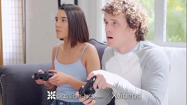 Ngentot Bareng Kakak Tiri Goblok, Kontol Gede Main Game Sambil Ngewe