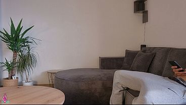 Ibu Tiri Lihat Kontol Anak Tiri Keras Pas Lagi Bersihin, Bantu Dia Crot Di Pantat Gede Bulatnya.