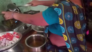 Ibu Rumah Tangga India Masak Seks Dengan Pacar, Panas Dan Liar Di Dapur.