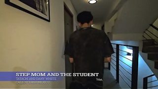 Ibu Tiri Lagi Ngajarin Muridnya Yang Panas, Sampe Basah Semua
