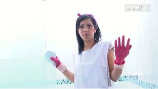 Pembantu Hotel Sarung Tangan Karet Bungkukin Badan, Sikat Shower Sambil Ngebungkangin Pantat