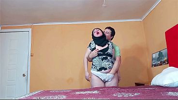 Wanita Berhijab Digojlok Gaya Doggy