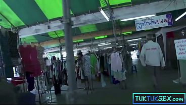 Lidahnya Ditusuk, Si Milf Thailand Mungil Diangkut Dua Bule.