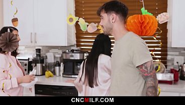 Ibu Tiri Marica Yang Seksi Mulai Diajarin Tradisi Bebas Pakai Di Keluarga Ini.
