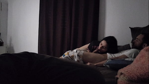 Tia Gatal Sengaja Atur Biar Bisa Rebahan Di Sofa Sama Ponakan, Saling Merapat Panas-panas.