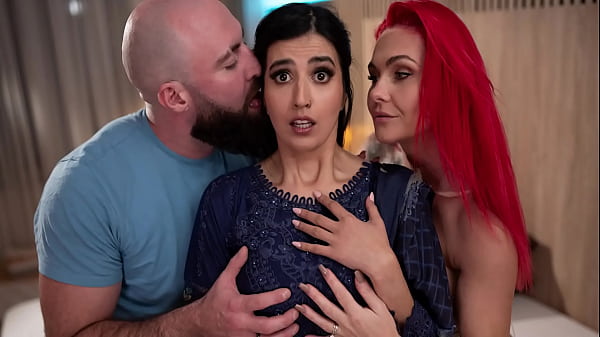 Gadis Arab Konservatif Ngewe Kembarannya Sampai Threesome
