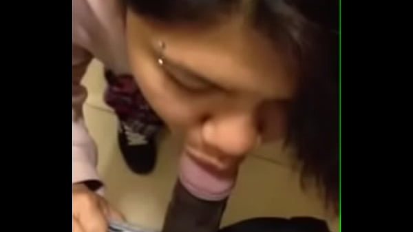 Desi Cewek Ngewe Mulut, Nikmatin Tiap Tetes.