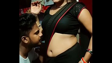 Desi Bhabhi Saree Navel Basah Kena Air Liur, Bibir Merah Ngajak Crot