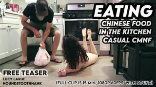 Makan Makanan Cina Di Dapur, Badan Bugil Santai