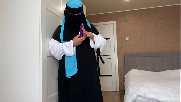 Istri Arab Berhijab Lagi Bersih-bersih Nemu Mainan Sex, Langsung Minta Digercep