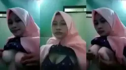 Jilbab Dibuka, Toket Besar Siap Kena Pegang.