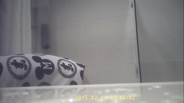 姐姐洗澡被偷拍，小奶诗诗湿身诱惑让人受不了