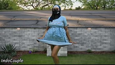 Hijab Mahasiswi Jogging Di Tempat Umum, Ngocok Kontol Demi Duit.