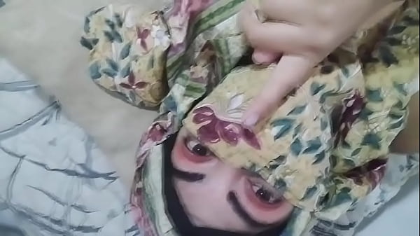 Istri Arab Berhijab Bergairah Mainin Memek Basah Sampe Crot Sendiri, Sementara Suami Lagi Sholat Di Kamar Sebelah