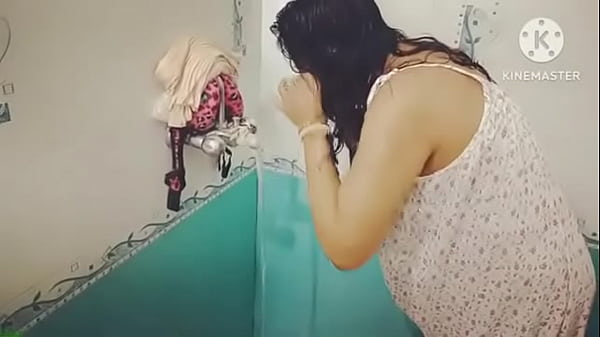 Mandi Desi, Basah Kuyup, Siap Digoyang