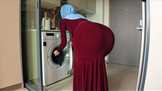 Ibu Tiri Pakai Hijab, Pantatnya Bulat, Mataku Ketahuan Melirik Nakal.