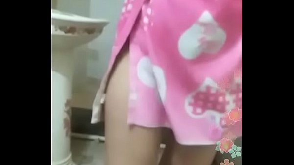 Mandi Desi, Basah Kuyup, Jilat Tetes Air Dari Tubuhmu